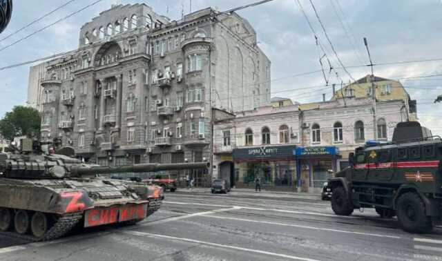 Moskova'da siper alan Rus askerleri, Wagner güçlerini bekliyor