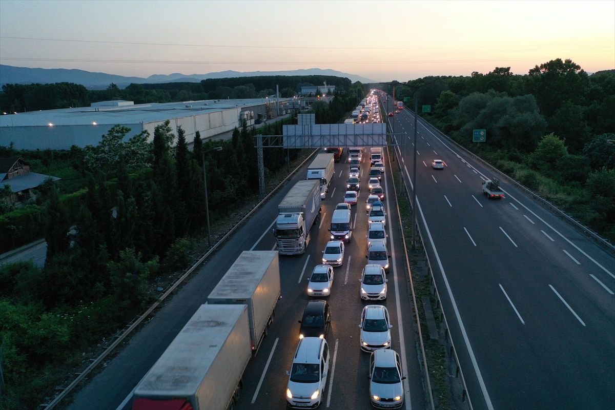 Kurban Bayramı tatili için yola çıkanlar otoyollarda yoğunluk oluşturdu