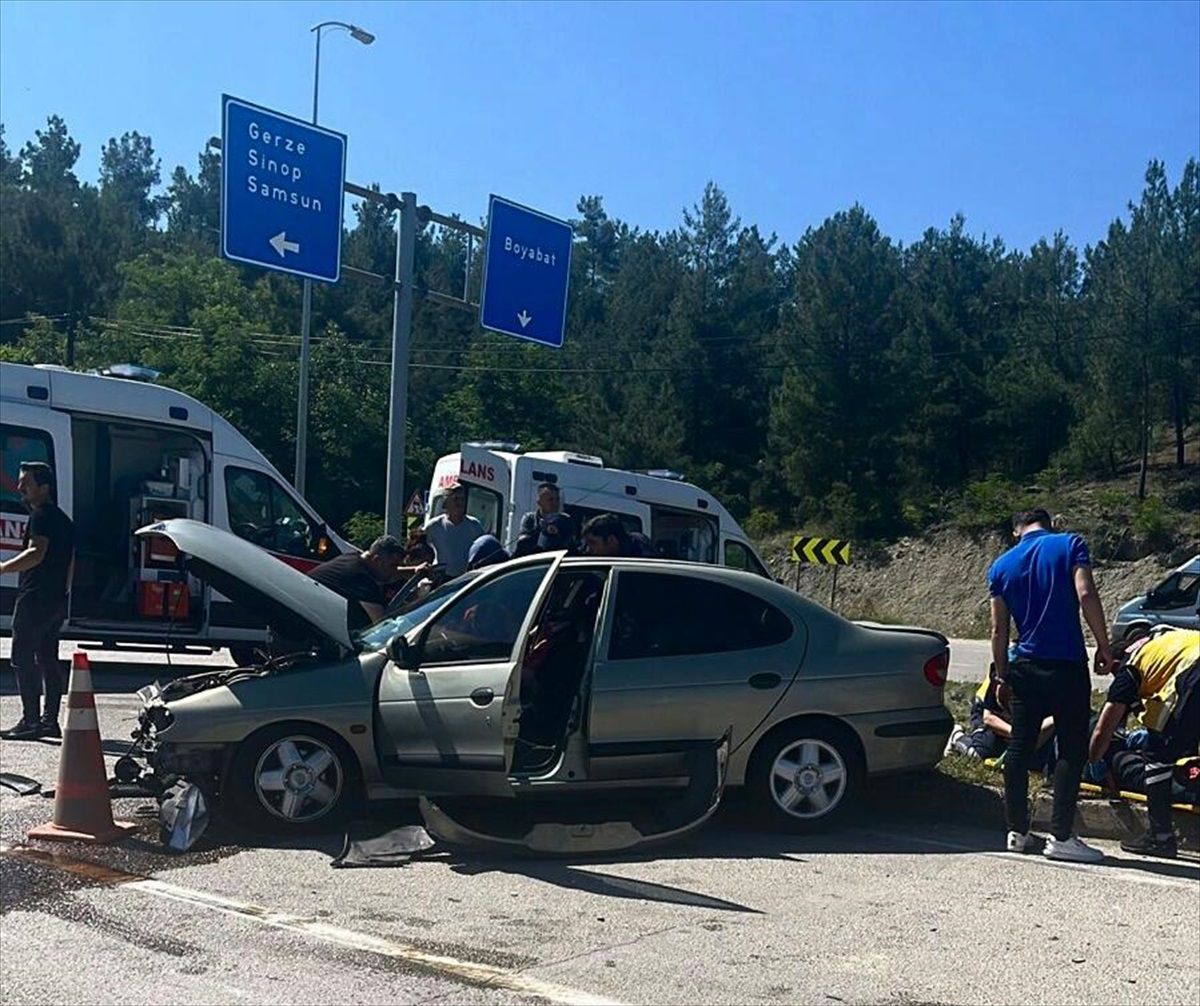 Sinop'ta Tır ve Otomobil Çarpıştı: 2 Yaralı