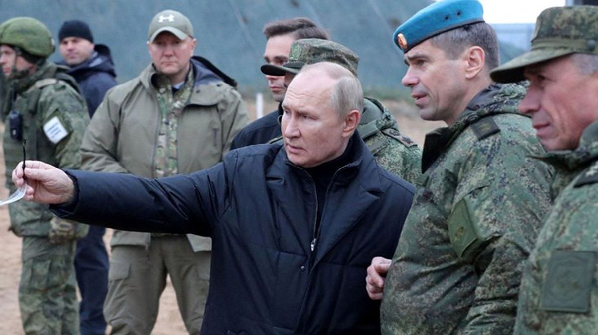 Son Dakika: İsyana karşı dört koldan mücadele! Putin, sıkıyönetim ihlali nedeniyle 30 gün tutukluluğa izin veren bir yasa imzaladı