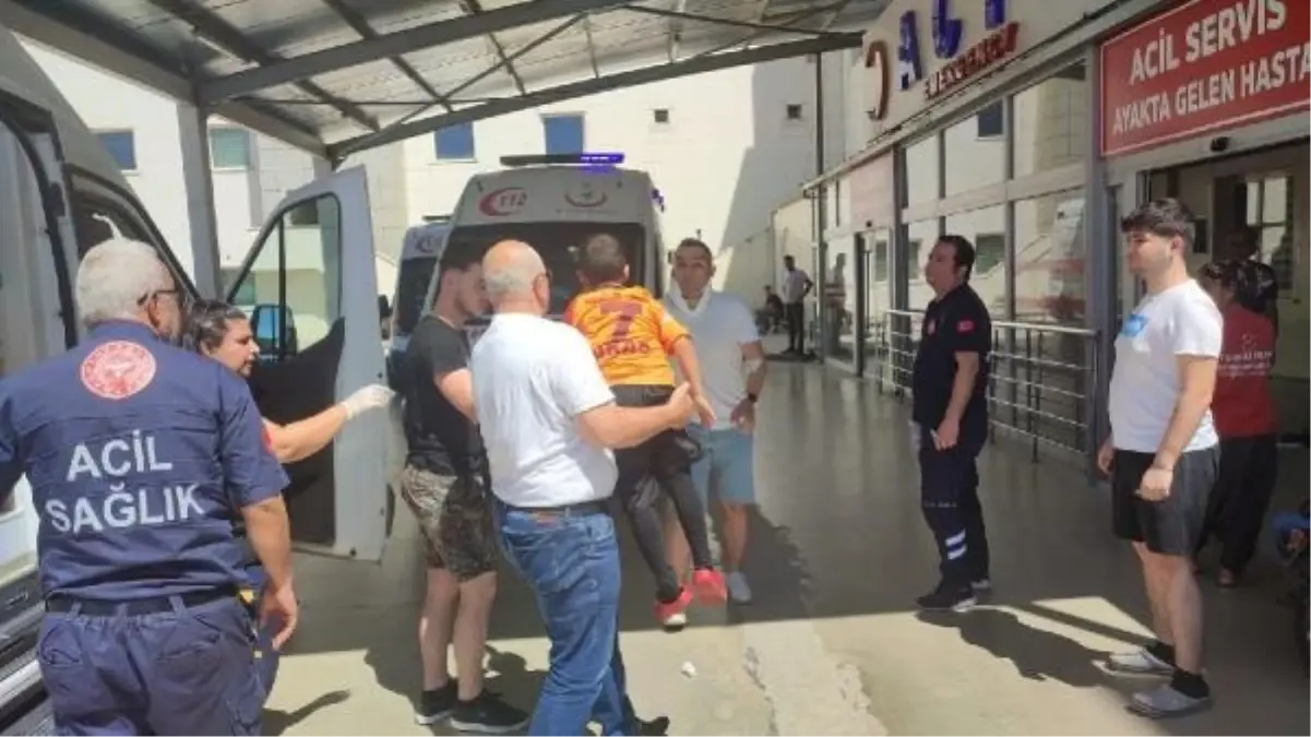 Kozan'da Otomobil ve Traktör Çarpıştı: 3 Kişi Yaralandı