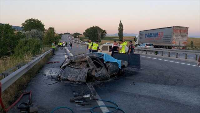 Amasya'da trafik kazası sonrası otomobilde yangın çıktı, 3 kişi yanarak can verdi Amasya'da trafik kazası sonrası otomobilde yangın çıktı, 3 kişi yanarak can verdi