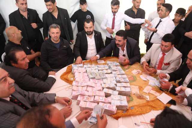 Aşiret düğününde 5 saatlik takı merasimi! Gelin ve damada 4 kilo altın, 6 milyon lira nakit para takıldı Aşiret düğününde 5 saatlik takı merasimi! Gelin ve damada 4 kilo altın, 6 milyon lira nakit para takıldı