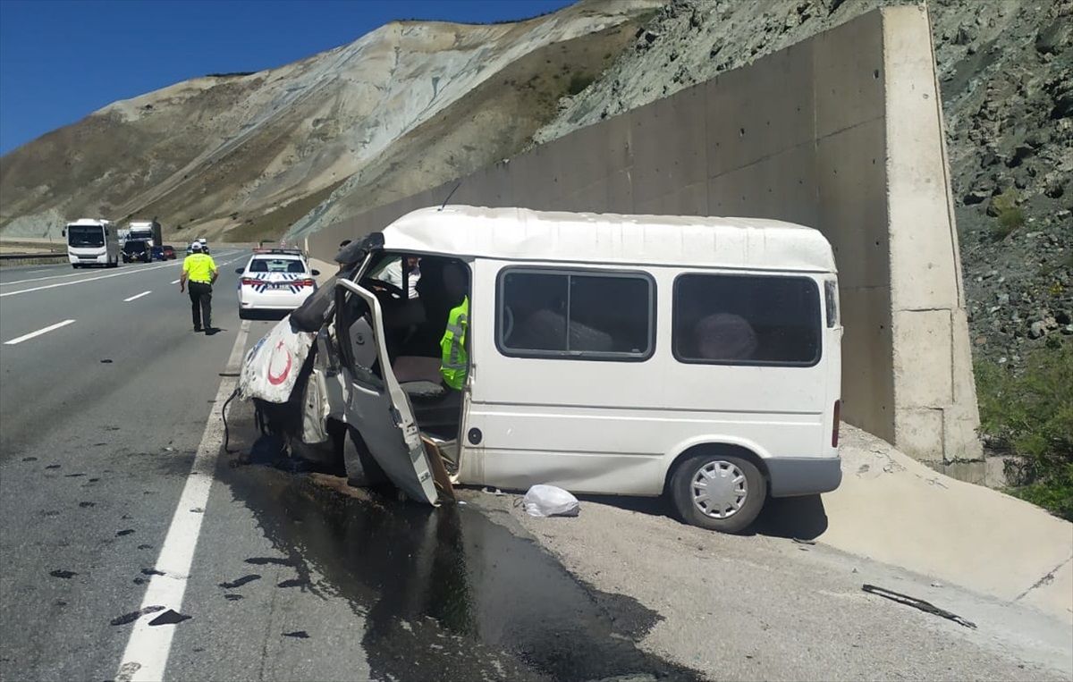 Erzincan'da 3 trafik kazası: 10 kişi yaralandı