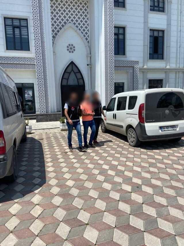 Evladını boğazını keserek öldüren baba tutuklandı Evladını boğazını keserek öldüren baba tutuklandı