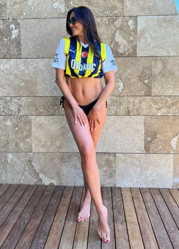 Fenerbahçe formasını bikini üstü yapan Dzeko'nun eşi fiziğiyle hayran bıraktı