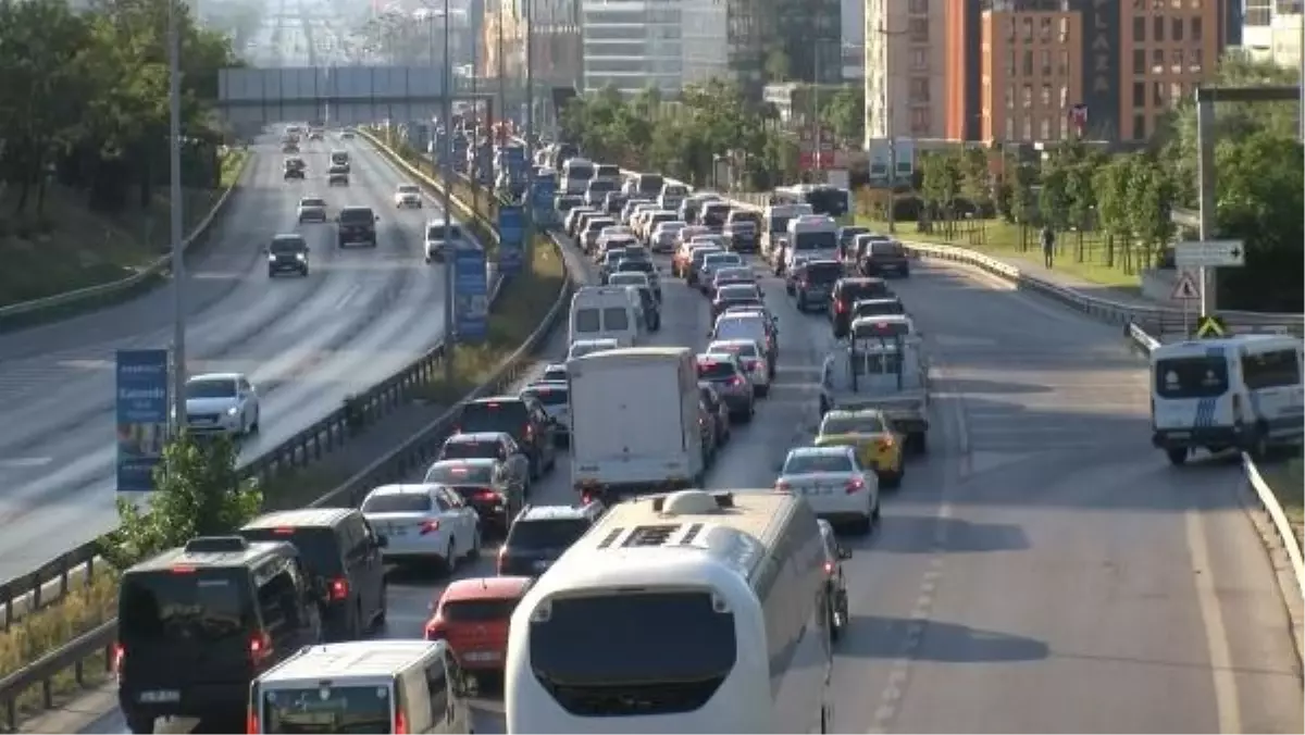 Kurban Bayramı tatili başladı: İstanbul'da trafik yoğunluğu sürüyor