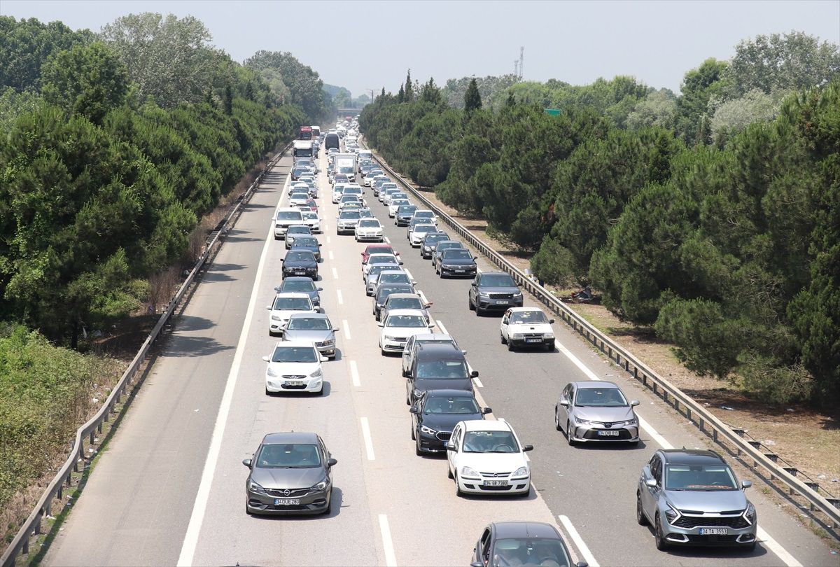 Kurban Bayramı tatili trafiği Sakarya'da sürüyor
