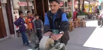 35 Yıllık Bıçak Ustası, Tezgahı ile Sokak Sokak Gezip Bıçakları Biliyor