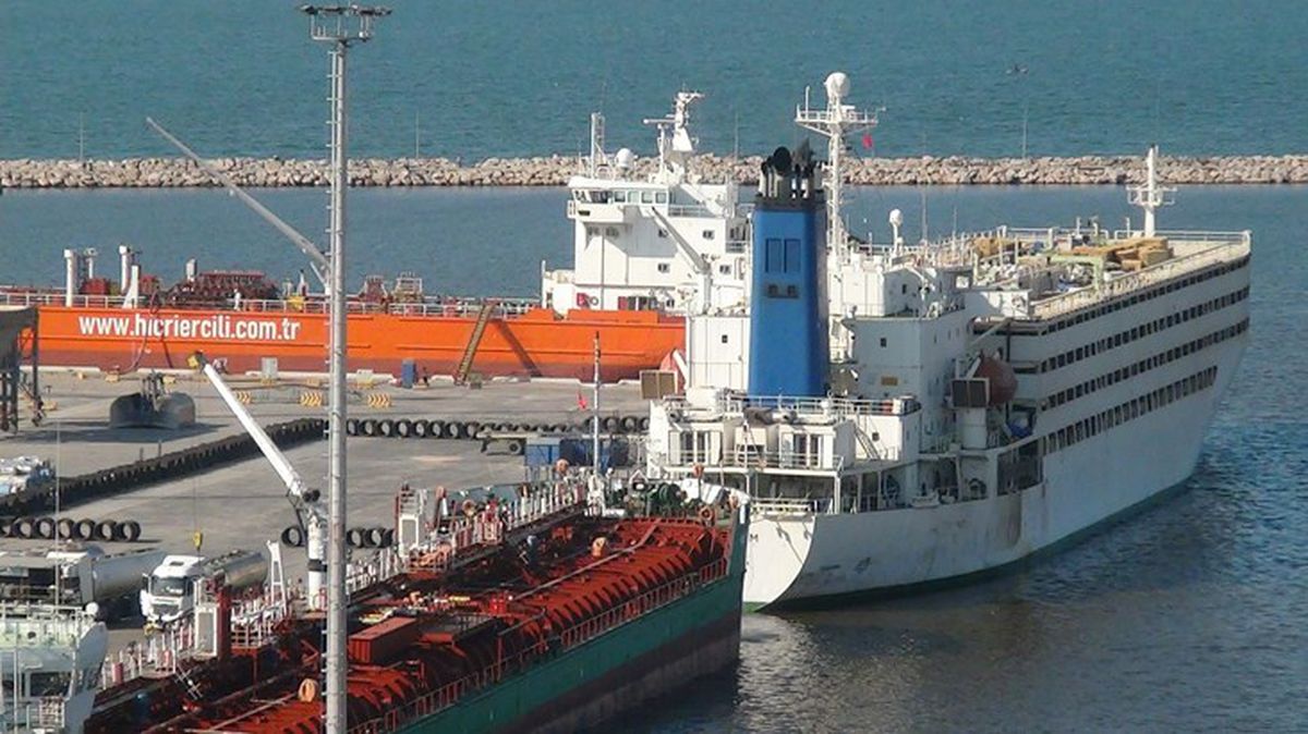 Bandırma'da limanda bekletilen gemiden gelen koku vatandaşı canından bezdirdi! Ne kapı açabiliyorlar ne pencere