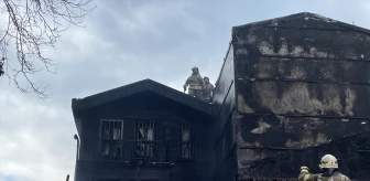 Fatih'te Hurdalık Alanında Çıkan Yangın 3 Katlı Ahşap Binaya Sıçradı