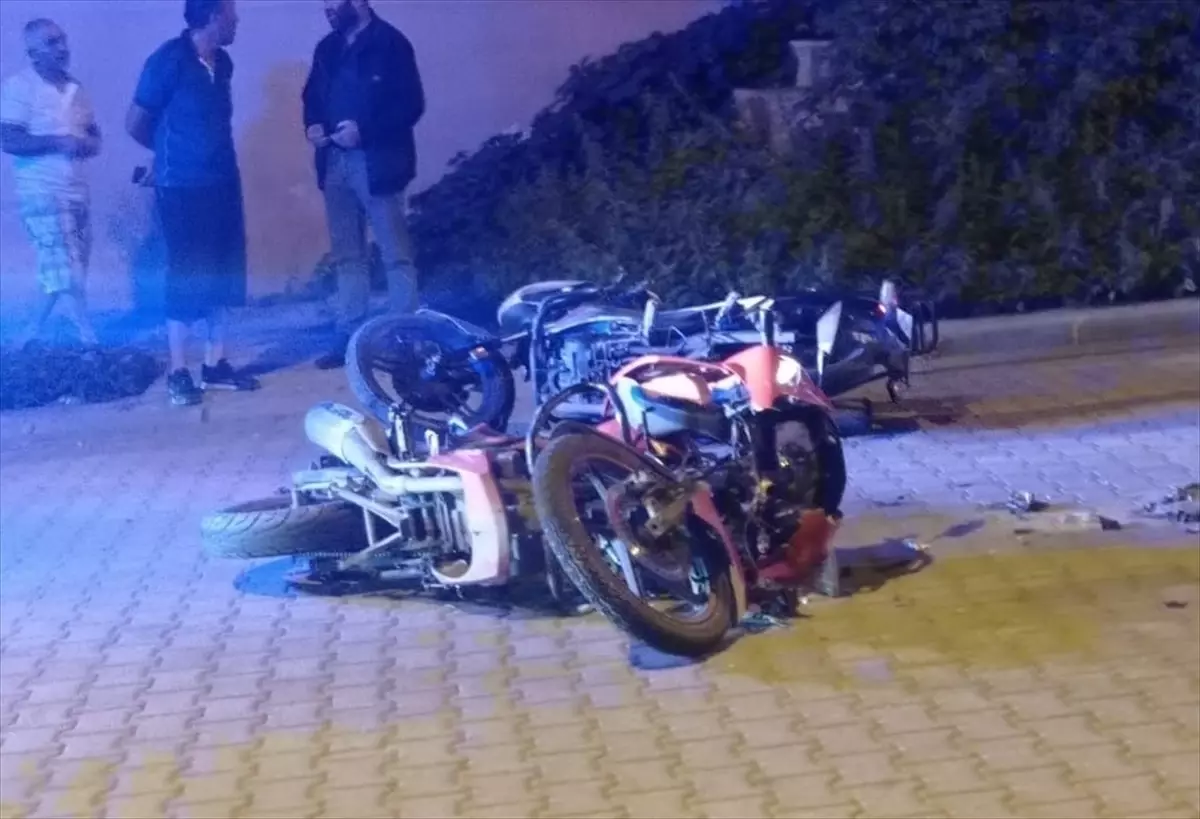 Kars'ta Motosiklet Kazası: 2 Sürücü Ağır Yaralandı