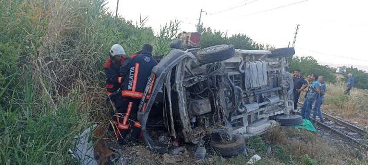 Malatya'da tren-minibüs çarpışması: 2 yaralı