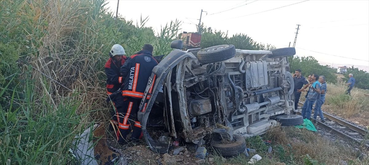 Malatya'da Yük Treni ile Minibüs Çarpıştı: 2 Yaralı