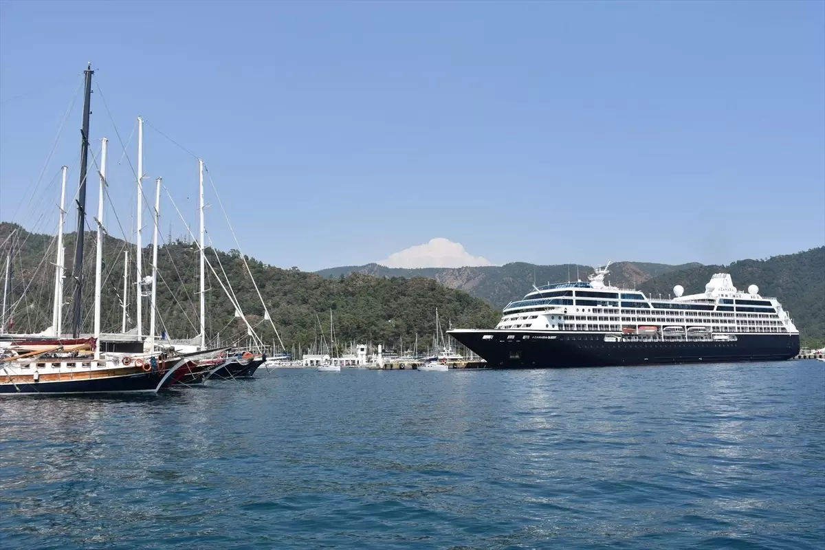 Malta bayraklı kruvaziyer Marmaris'e geldi