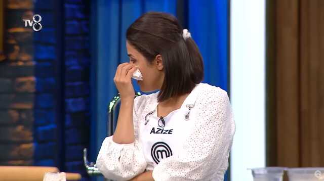 MasterChef'te gergin anlar! Mehmet Yalçınkaya, lekeli bardakta tatlı sunan Azize'ye ateş püskürdü MasterChef'te gergin anlar! Mehmet Yalçınkaya, lekeli bardakta tatlı sunan Azize'ye ateş püskürdü