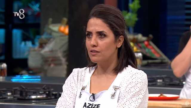 MasterChef'te gergin anlar! Mehmet Yalçınkaya, lekeli bardakta tatlı sunan Azize'ye ateş püskürdü MasterChef'te gergin anlar! Mehmet Yalçınkaya, lekeli bardakta tatlı sunan Azize'ye ateş püskürdü