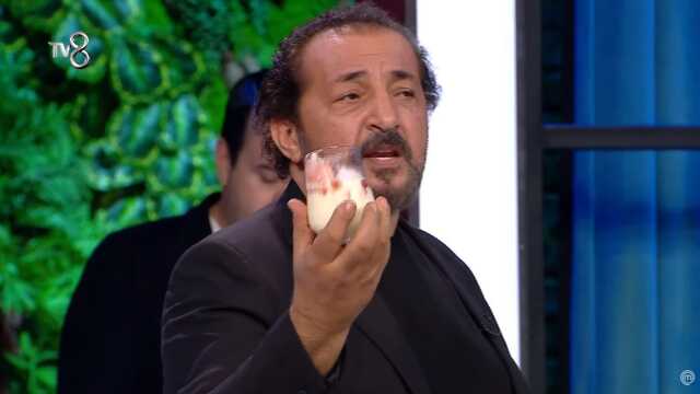 MasterChef'te gergin anlar! Mehmet Yalçınkaya, lekeli bardakta tatlı sunan Azize'ye ateş püskürdü MasterChef'te gergin anlar! Mehmet Yalçınkaya, lekeli bardakta tatlı sunan Azize'ye ateş püskürdü