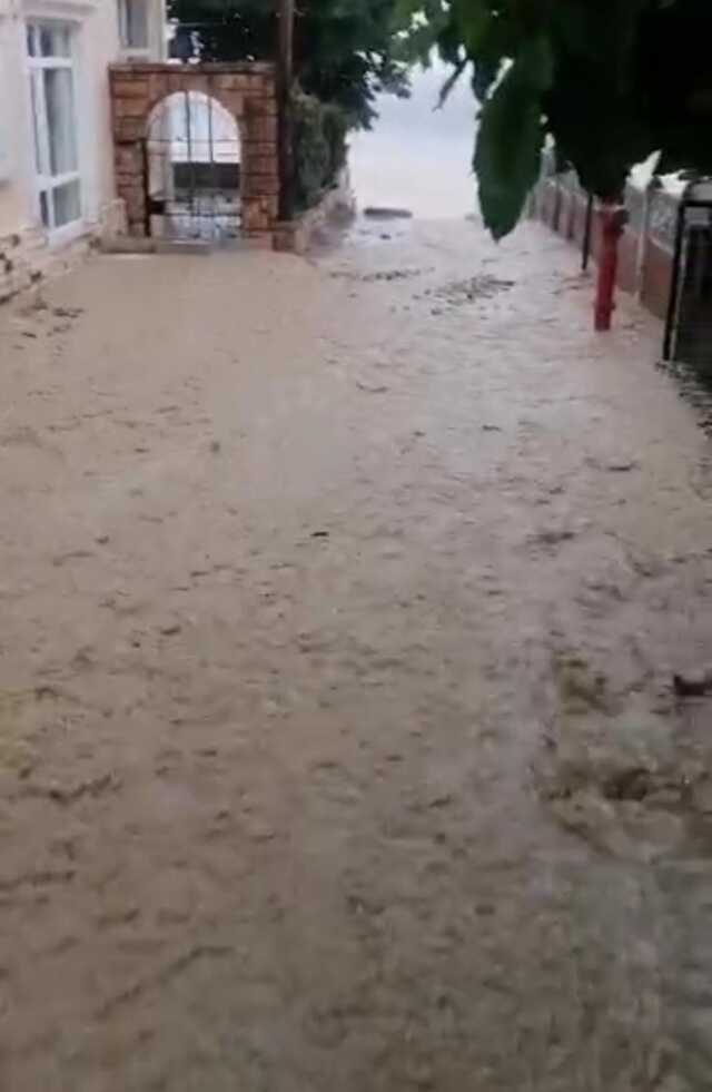 Silivri'de Sağanak Yağış Yolları Nehre Döndürdü