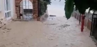 Silivri'de Sağanak Yağış Yolları Nehre Döndürdü