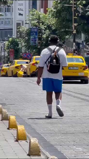 Taksicilerin kavgasında ortalık karıştı! Yerlerde yuvarlanıp birbirlerini yumrukladılar