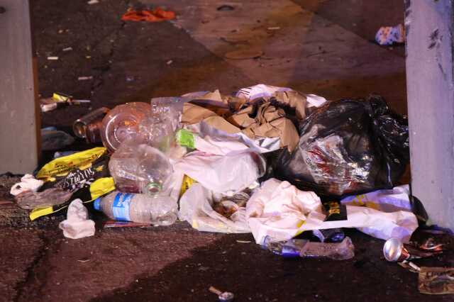 Tatilcilerin yoğunluğu azaldı, çöpleri yollarda kaldı