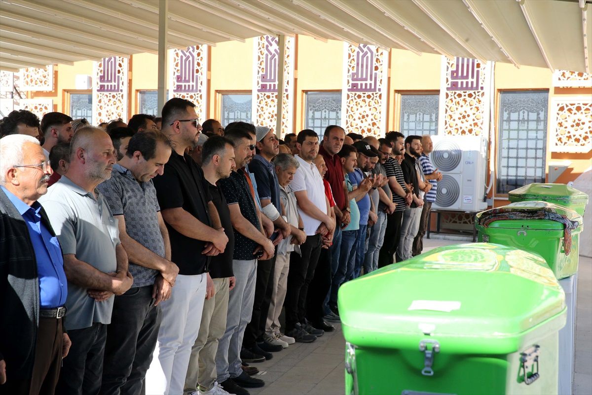 Tokat'ta trafik kazasında hayatını kaybeden anne ve çocukları Sivas'ta toprağa verildi