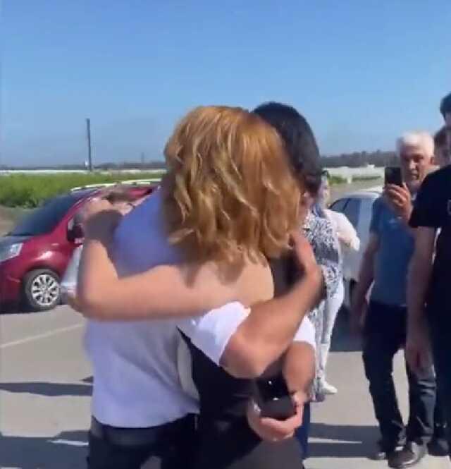 Adana usulü evlilik teklifi! Kavga ediyormuş gibi yapıp bir anda yüzükle diz çöktü