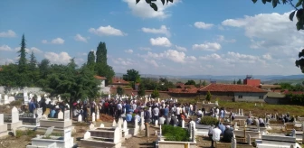 Sincan'da oğlu tarafından öldürülen kadının cenazesi memleketi Çorum'da defnedildi