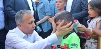 İçişleri Bakanı Depremzedeleri Ziyaret Etti ve Çocuklara Oyuncak Dağıttı