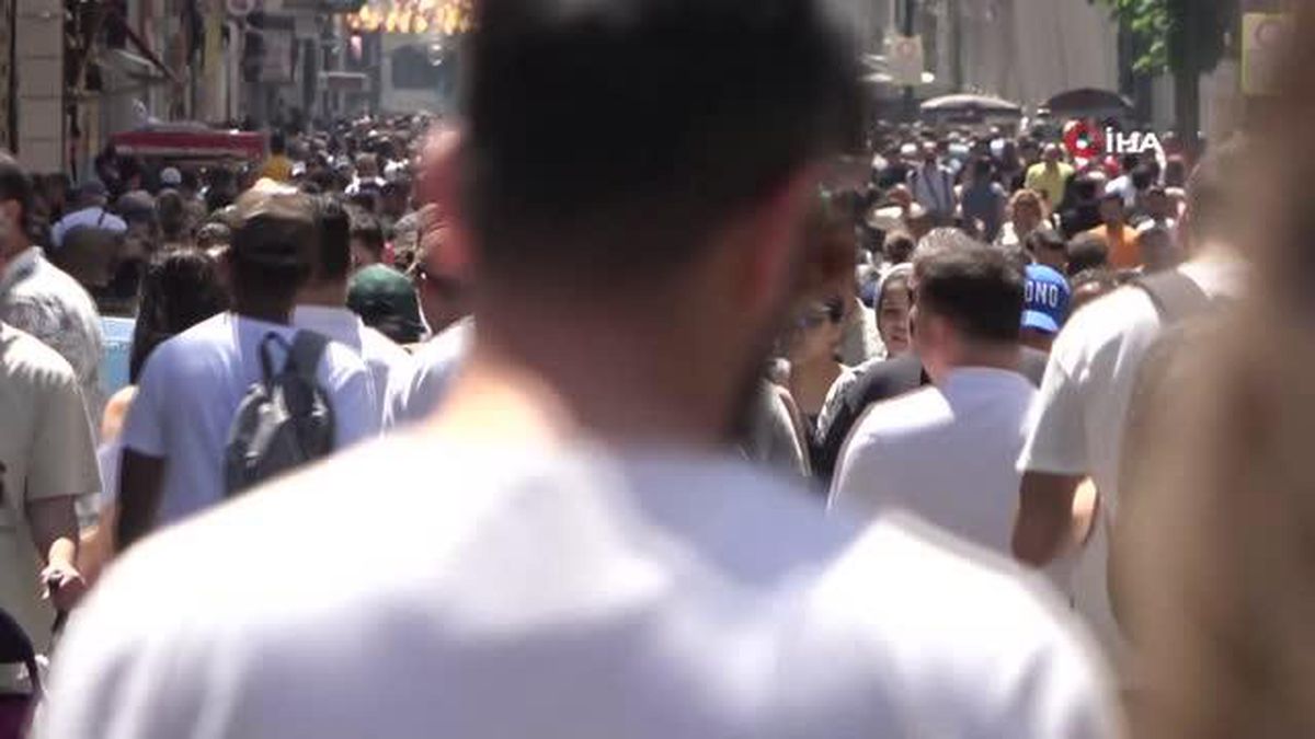 Bayram öncesi vatandaşlar Taksim'e akın etti