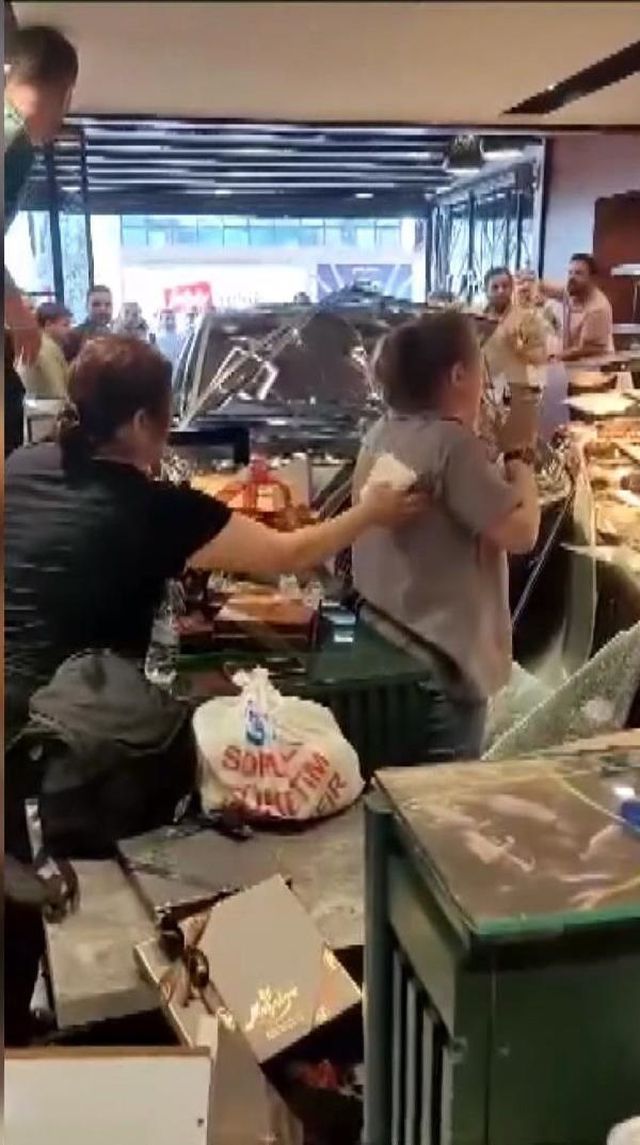 Fren yerine gaza bastı! Cipin pastaneye daldığı an güvenlik kamerasında