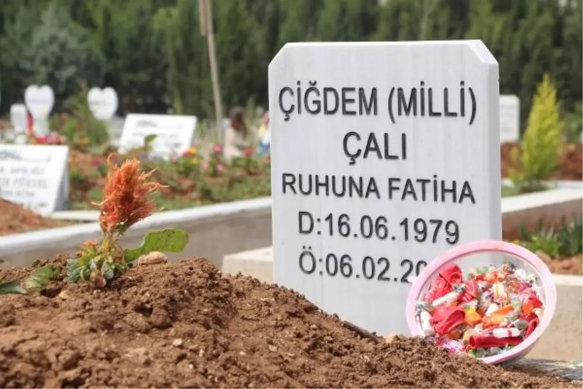 Depremde hayatını kaybedenlerin yakınları mezarlıkları ziyaret etti