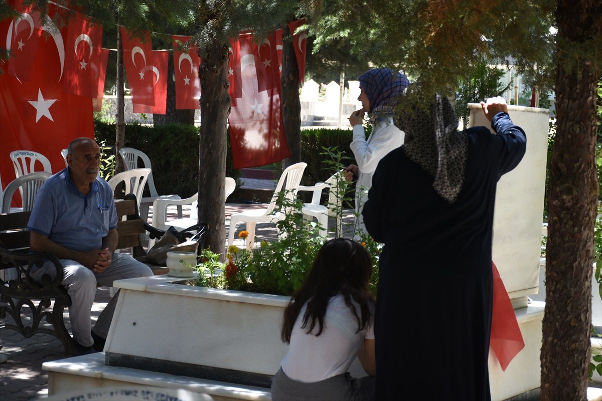 Malatya ve Adıyaman'da Kurban Bayramı dolayısıyla şehit kabirleri ziyaret edildi