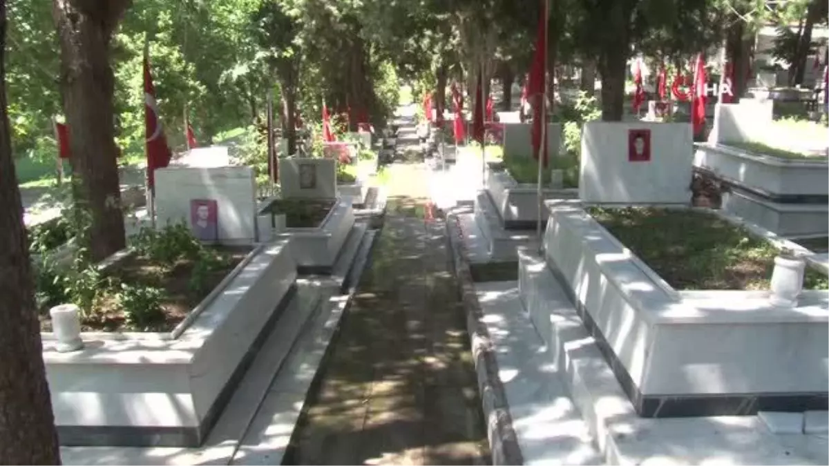 İzmir'de Şehitliklerde Buruk Bayram Arifesi