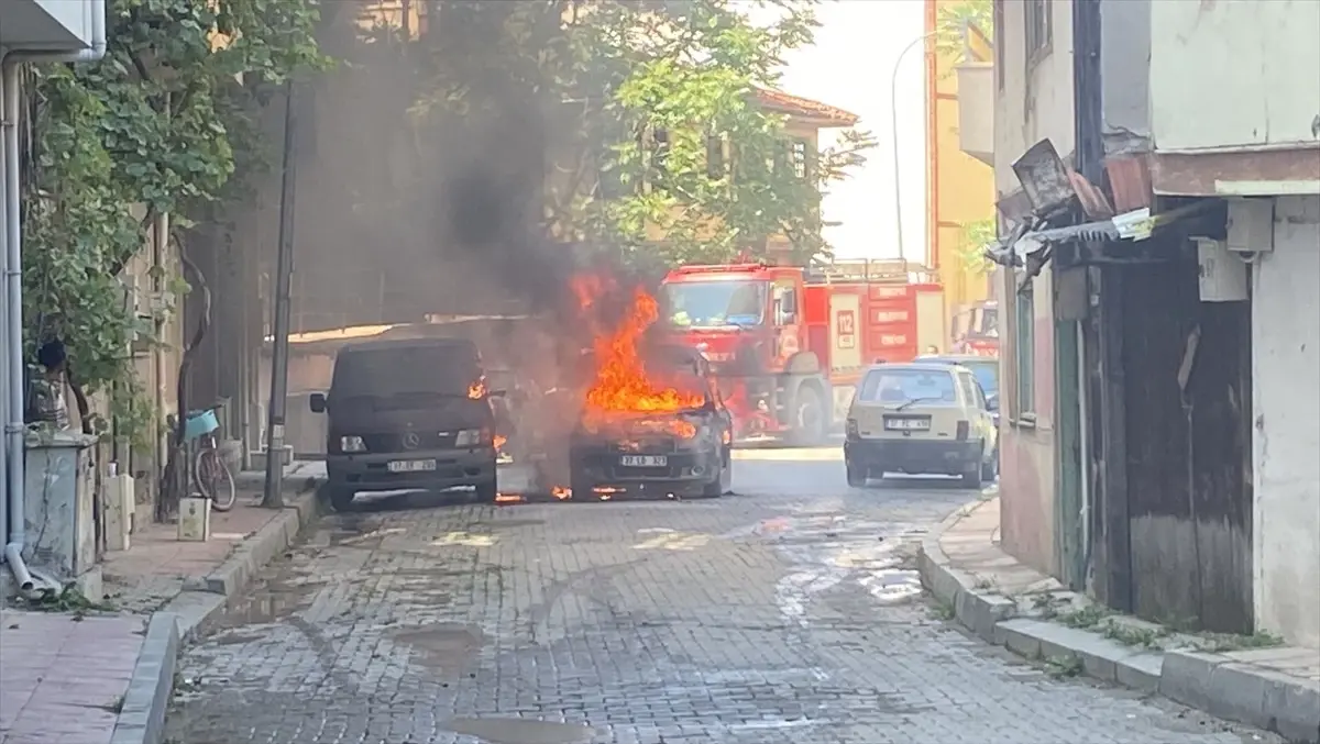 Kastamonu'da Otomobil Yangınında 3 Araç Hasar Gördü