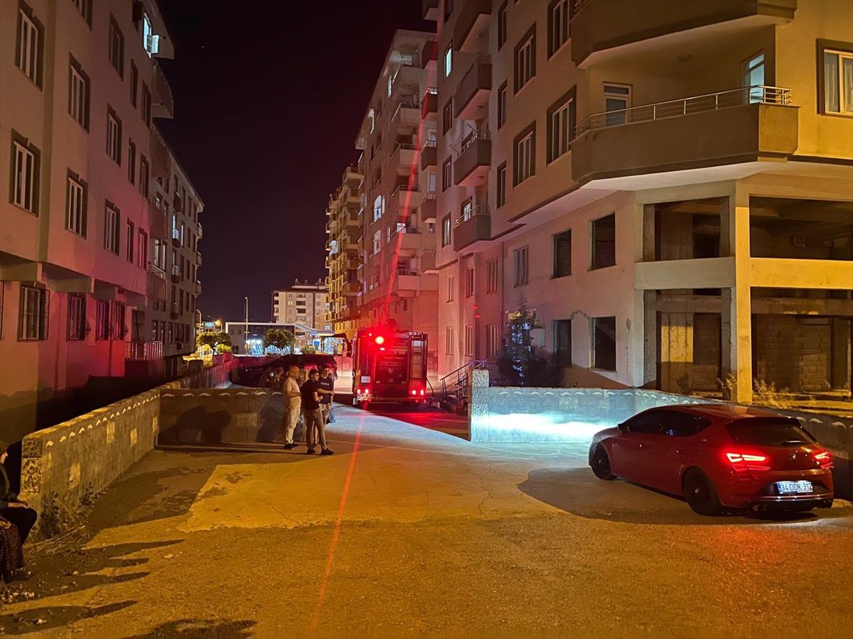 Kilis'te 6. kattaki evin balkonunda çıkan yangın hasara yol açtı