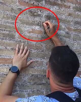 Kolezyum'a adını kazıyan turist aranıyor