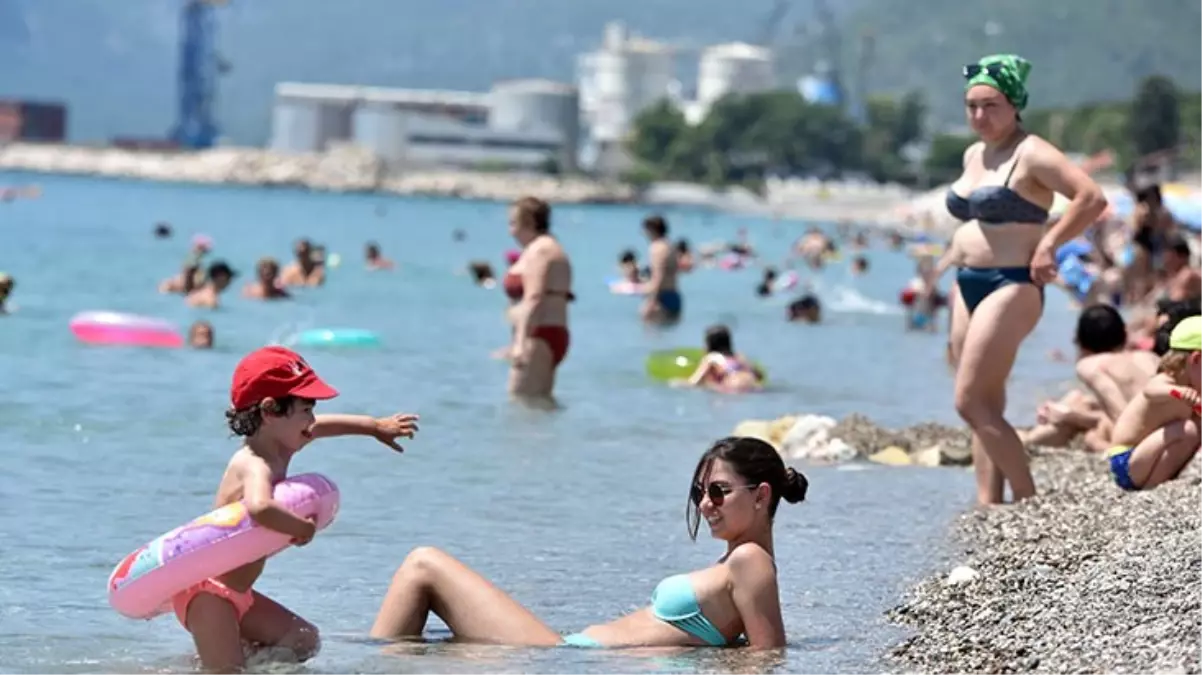 Konyaaltı Sahili'ne gelen turistler kalabalık karşısında şaşkına döndü: Kendimi Hindistan'da gibi hissediyorum