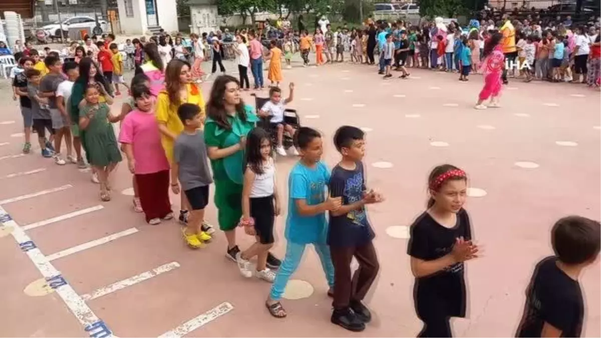 Kozan'da 300 çocuğa bayramlık hediye edildi