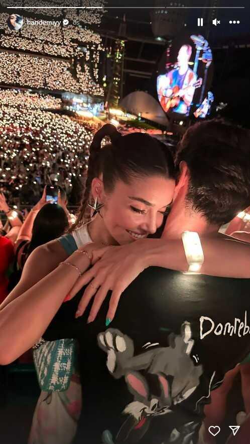 Kural bozan Hande Erçel, sevgilisi Hakan Sabancı'yla sarmaş dolaş pozunu paylaştı Kural bozan Hande Erçel, sevgilisi Hakan Sabancı'yla sarmaş dolaş pozunu paylaştı