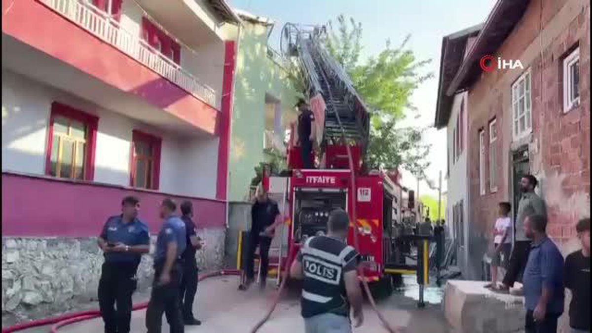 Malatya'da korkutan çatı yangını