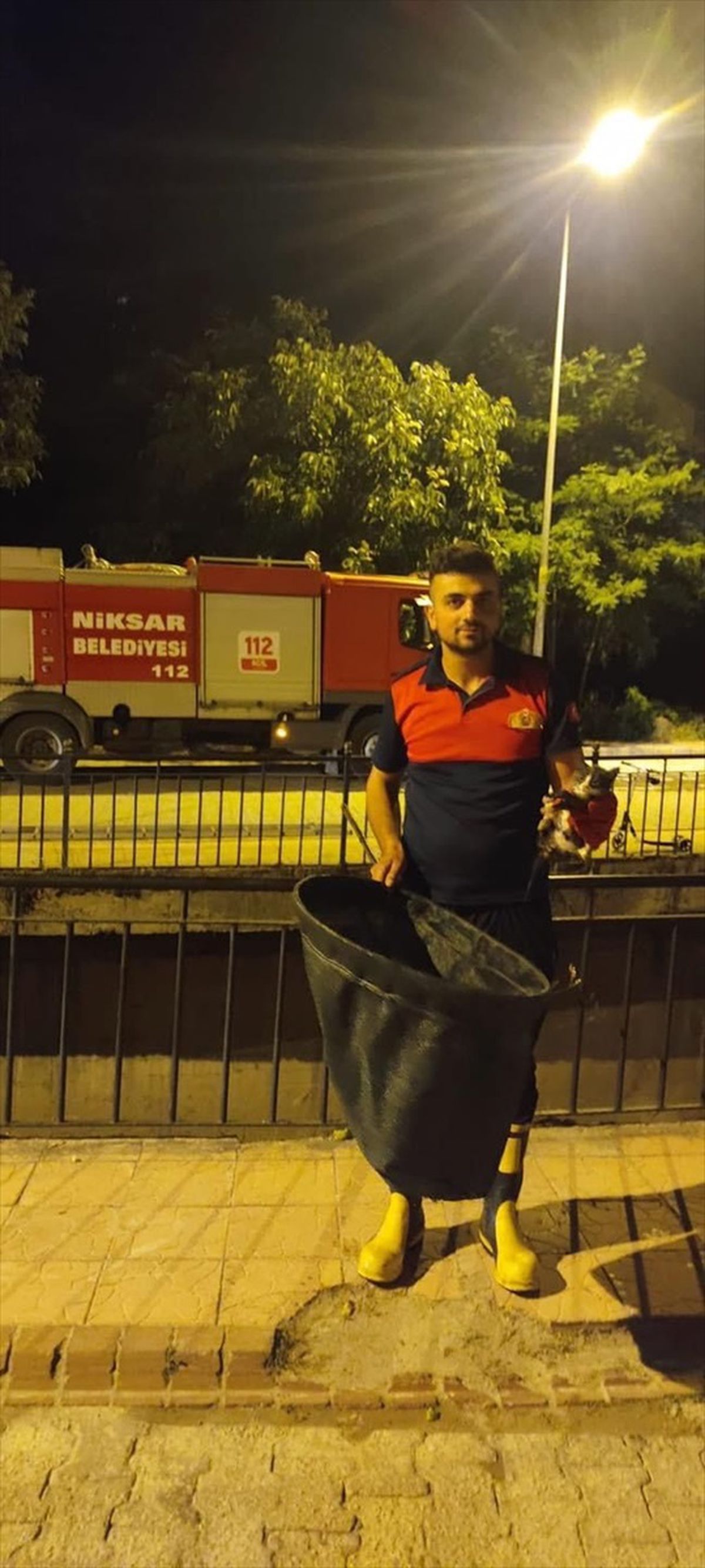 Niksar'da dereye düşen kedi yavrusu kurtarıldı