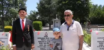 Şehit babası oğlunun kabrini ziyaret etti: 'Boynuma sarılıp da babam desini özlüyorum'