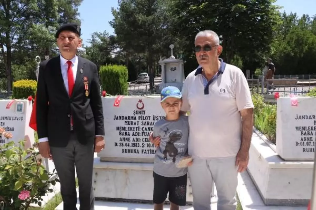 Şehit babası oğlunun kabrini ziyaret etti: 'Boynuma sarılıp da babam desini özlüyorum'