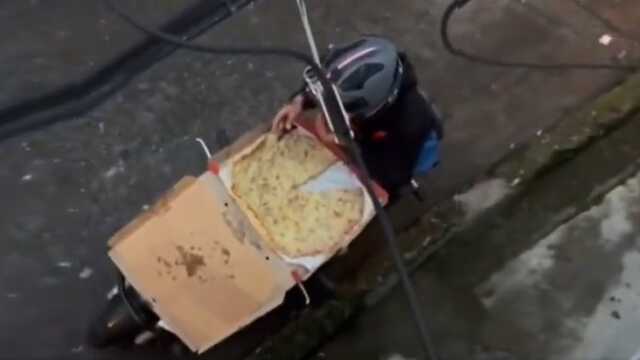 Siparişe çıkan kurye motoru sağa çekip pizzadan bir dilim yedi, son hareketi geometri dersi gibi