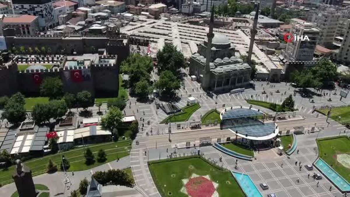 Tarihi Kapalı Çarşı'da bayram yoğunluğu