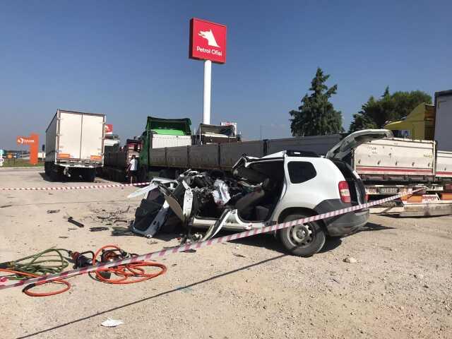 Tıra saplanan aracın sürücüsü feci şekilde can verdi