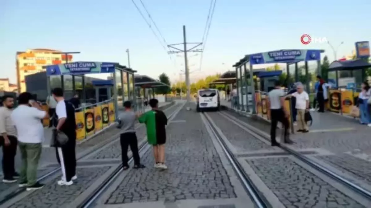 Tramvay durağında kavgaya karışan şahıs güvenlik görevlisine saldırdı