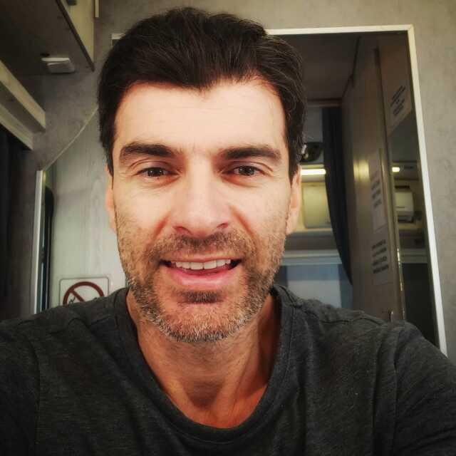 Ünlü oyuncu Özgür Özbek'e maganda şiddeti kamerada Ünlü oyuncu Özgür Özbek'e maganda şiddeti kamerada